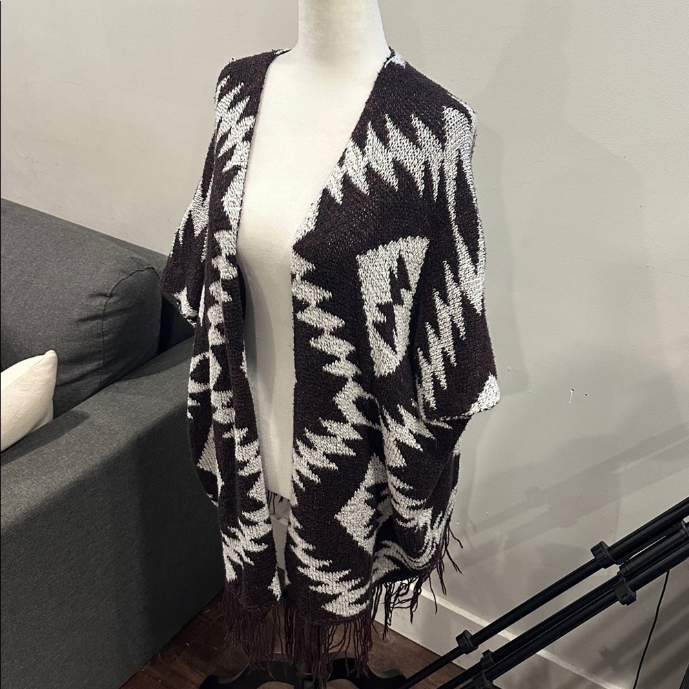 Garage‎ Aztec Poncho Cardigan with Fringe - Picture 2 of 4